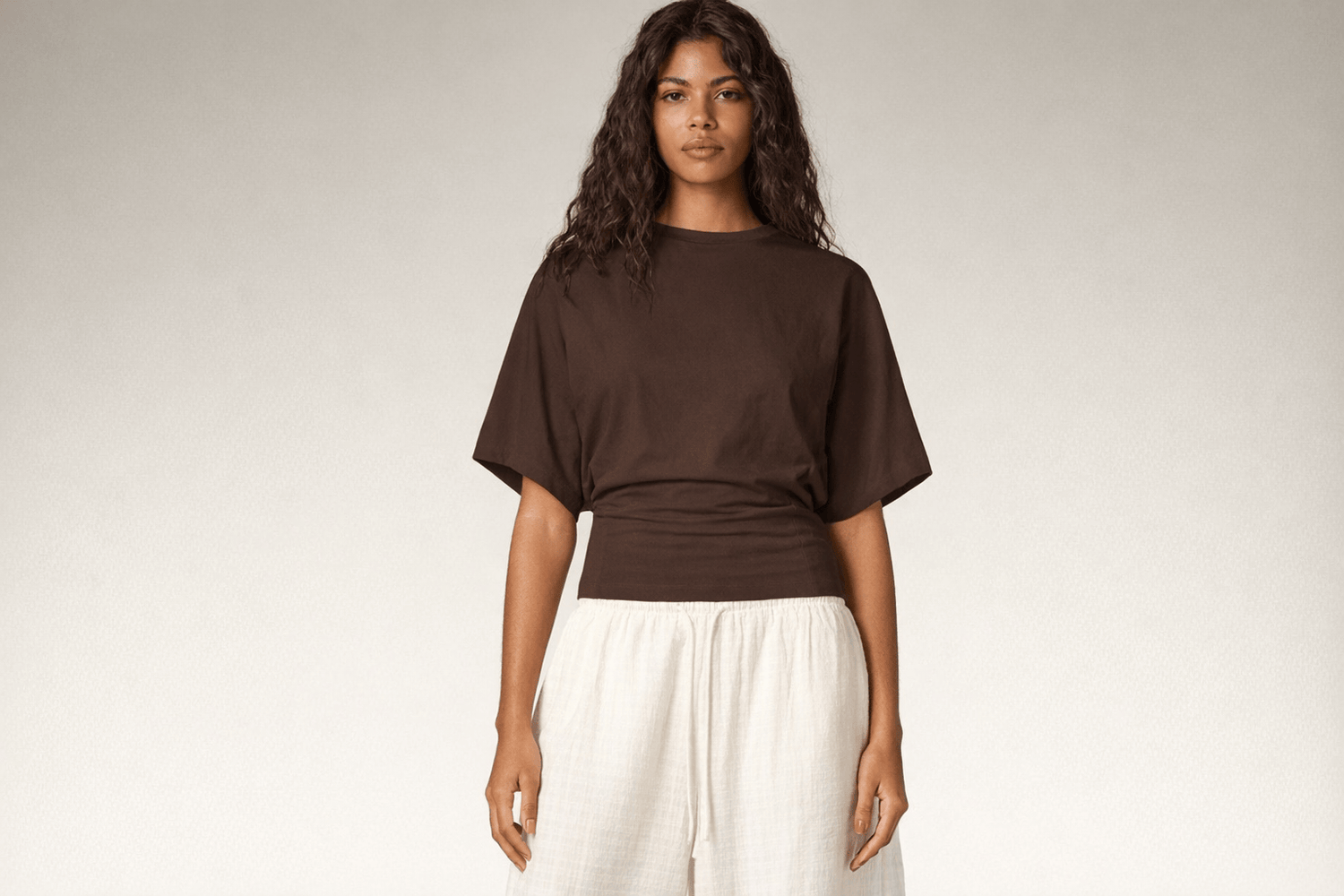 IdyllVie Relaxed Batwing Cotton Tee in Brown t-shirt foundation on-model front full with refined IdyllVie styling