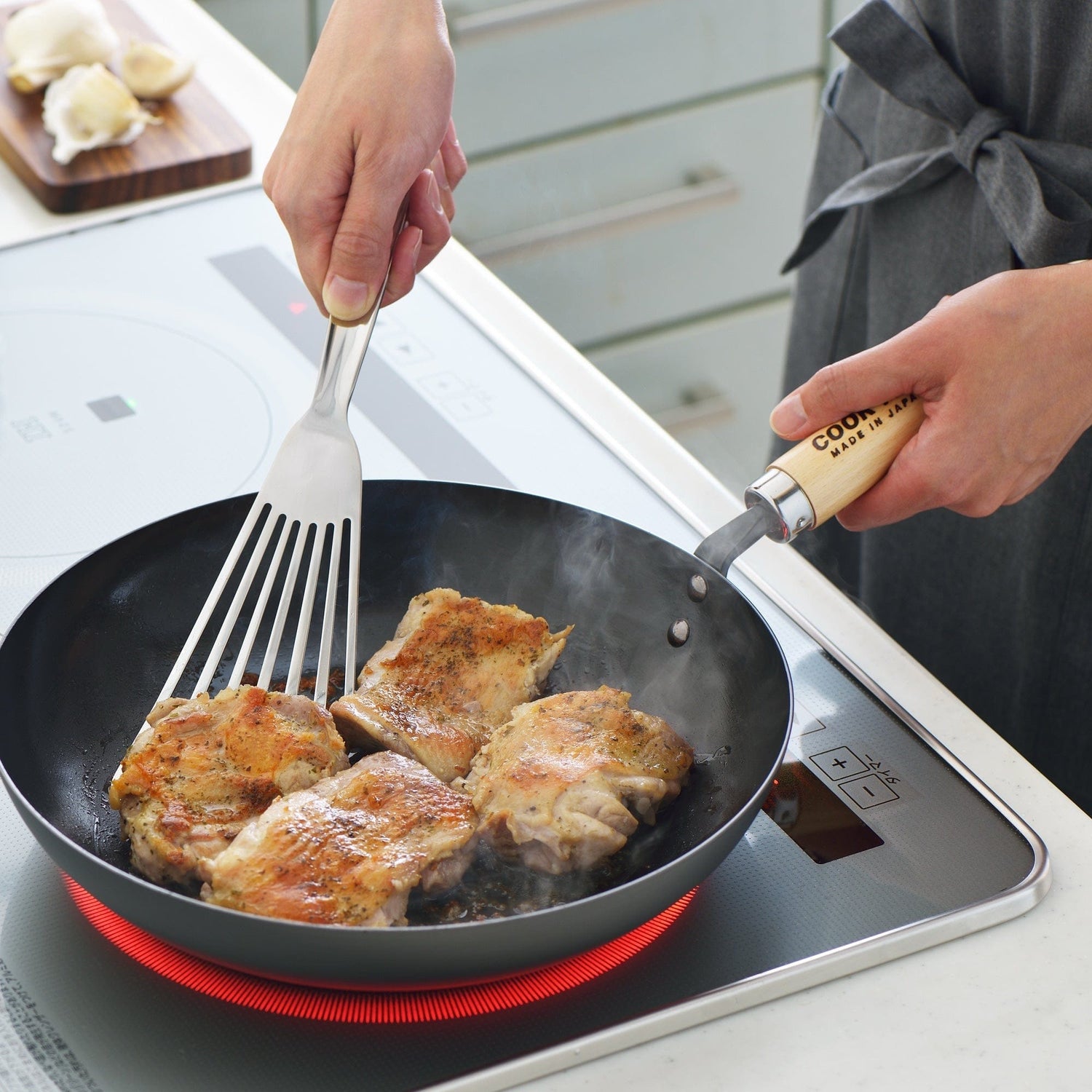 Yoshikawa Cook-Pal Ren Deep Frying Pan 24cm– Nitrided Carbon Steel, Made in Japan in wood, lifestyle view showing product details