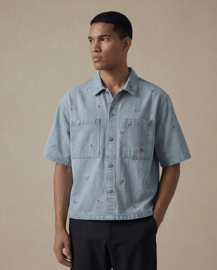 Chemise en jean brodée à détails floraux