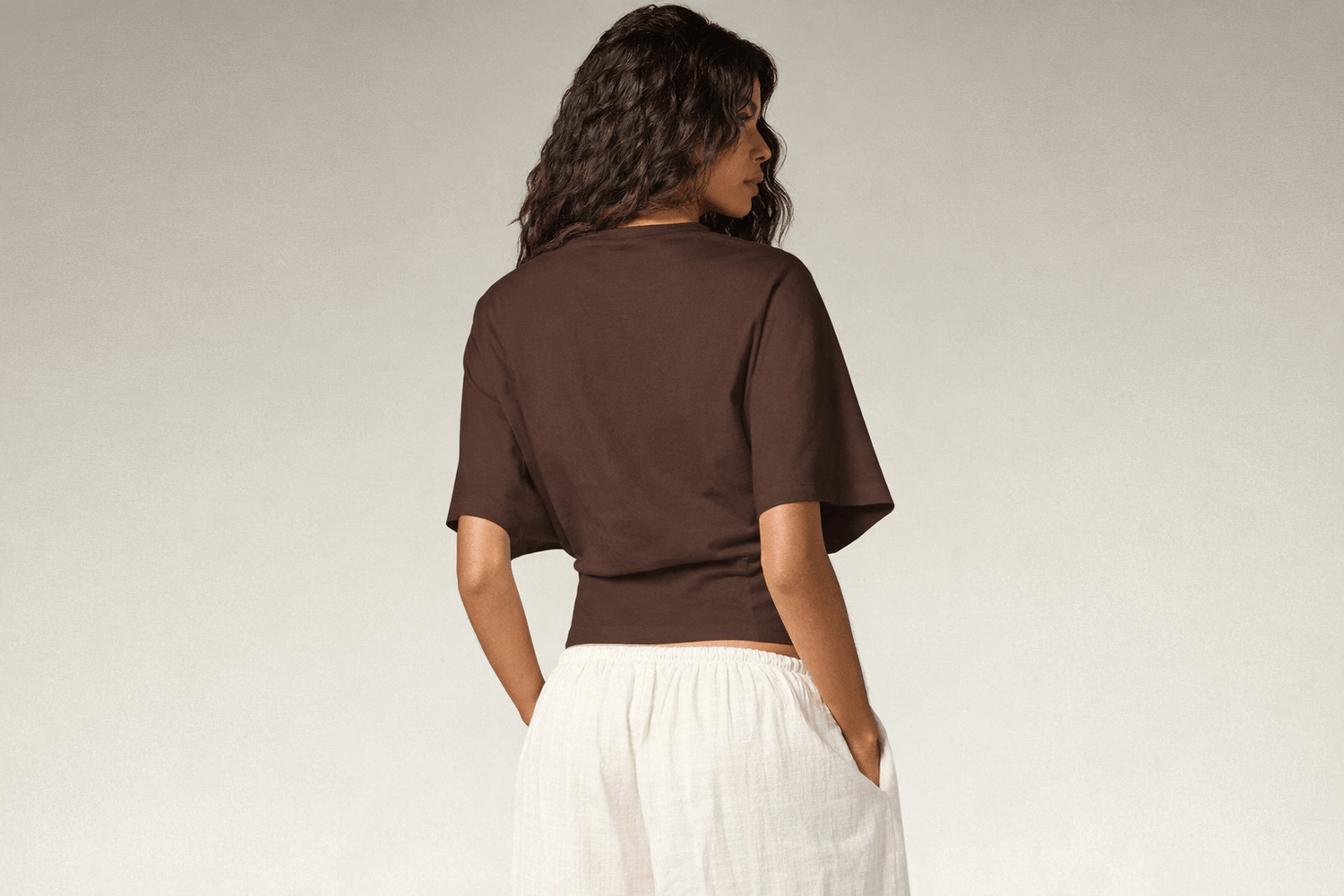 IdyllVie Relaxed Batwing Cotton Tee in Brown t-shirt foundation on-model back full with refined IdyllVie styling